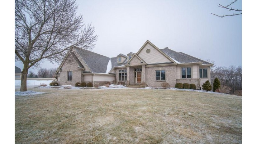 5040 S Rolling Meadow Dr New Berlin, WI 53146 by RE/MAX Realty Pros~Milwaukee $574,500