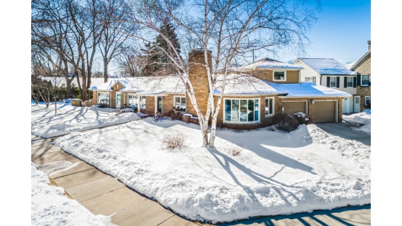 4515 N Lake Dr Whitefish Bay, WI 53211 by Shorewest Realtors $895,000