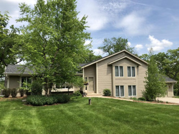 34352 Valley Rd, Delafield, WI 53066-4022