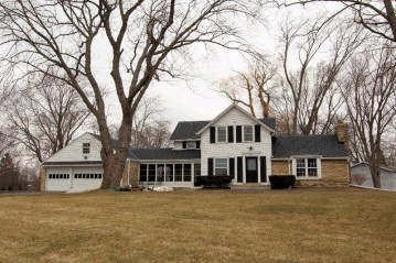 222 W Apple Tree Rd, Glendale, WI 53217-4203