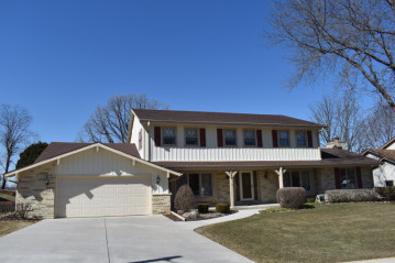 508 Mesa Ct, Waukesha, WI 53188-4429