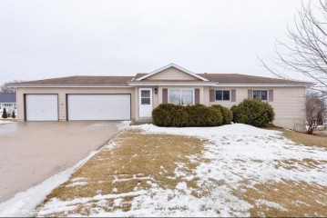 114 Westgate Dr, Iron Ridge, WI 53035