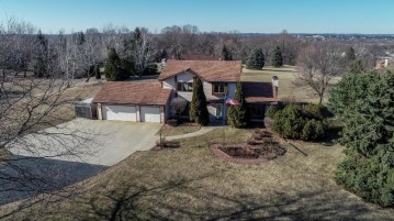 4058 Vista Moraine Dr, Richfield, WI 53033-9533