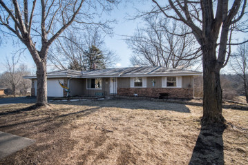 W230S5930 Molla Dr, Waukesha, WI 53189-9679