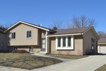 2690 E Fenway Dr, Oak Creek, WI 53154-3433