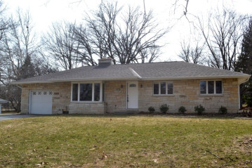 5265 S Allenwood Ln, Hales Corners, WI 53130-1543