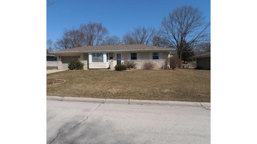 5794 Oxford Dr Greendale, WI 53129 by Nicholson Realty Inc $210,000