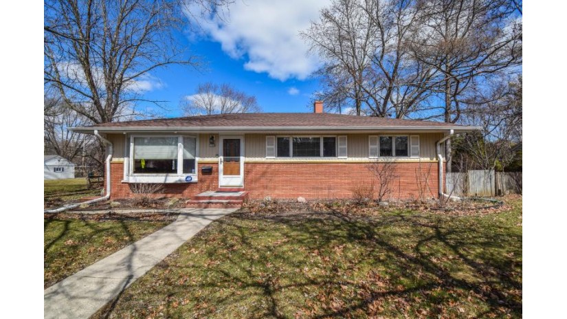 5788 N Milwaukee River Pkwy Glendale, WI 53209 by Redefined Realty Advisors LLC $215,000