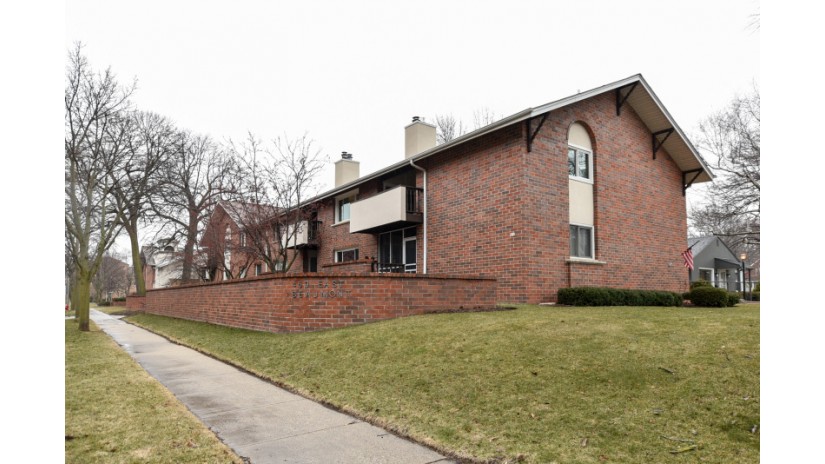 450 E Beaumont Ave 1004 Whitefish Bay, WI 53217 by Shorewest Realtors $195,000