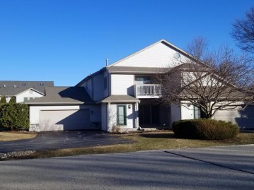 2221 Circle Rdg C, Delafield, WI 53018-2042