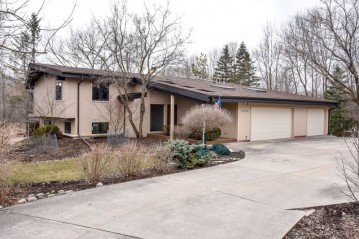 12358 N River Rd, Mequon, WI 53092-2222