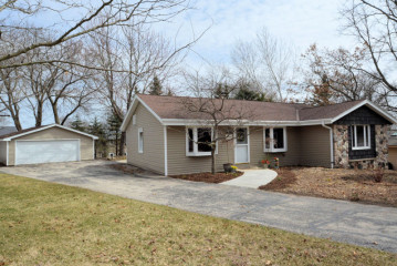 405 Carriage Dr, Waukesha, WI 53188-4252