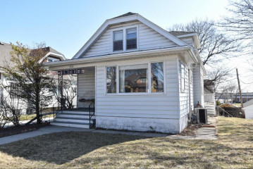 1452 S 52nd St, West Milwaukee, WI 53214-5316