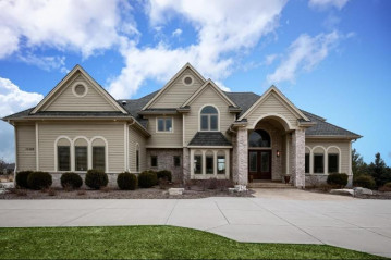 11450 N Concord Creek Dr, Mequon, WI 53092-4387