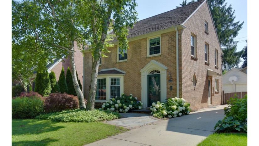 5826 N Kent Ave Whitefish Bay, WI 53217 by Shorewest Realtors $465,000