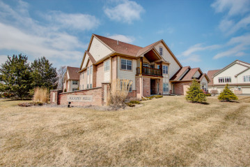 14831 W Hickory Hills Dr, New Berlin, WI 53151-7490