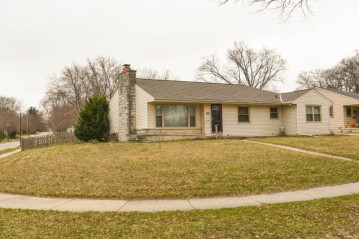 733 N Cumberland Dr, Waukesha, WI 53188-2941