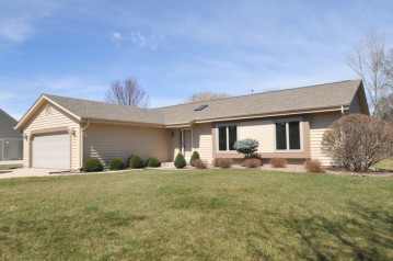 14320 W Fieldpointe Dr, New Berlin, WI 53151-1223