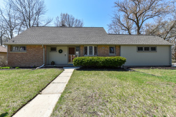 2215 W Marne Ave, Glendale, WI 53209-4328