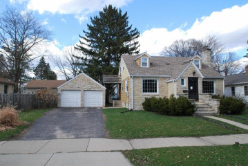 342 3rd St, Oconomowoc, WI 53066-3617