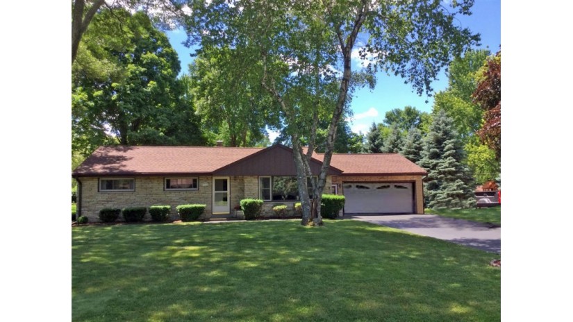 N81W15265 Hilltop Dr Menomonee Falls, WI 53051 by Shorewest Realtors $229,900