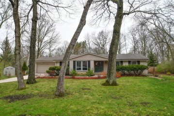 14407 W Crest View Dr, New Berlin, WI 53151-2304