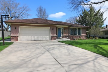 3962 S Camrose Ave, New Berlin, WI 53151-5705