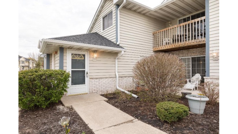 W240N2532 E Parkway Meadow Cir 8 Pewaukee, WI 53072 by Coldwell Banker HomeSale Realty - Franklin $159,900