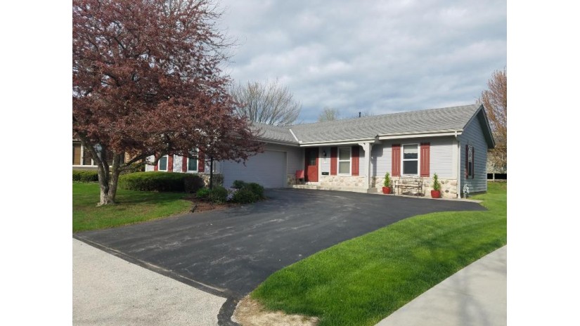 3568 Cottonwood Ct Greenfield, WI 53221-3208 by Coldwell Banker HomeSale Realty - Franklin $224,900
