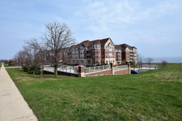 4110 S Lake Dr 131, Saint Francis, WI 53235-5953