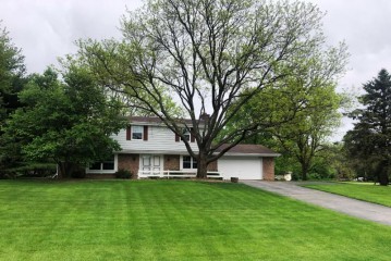 W332N5452 Solveson Dr, Merton, WI 53058-9758