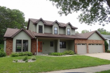 1212 Red Cedar Ct, Onalaska, WI 54650