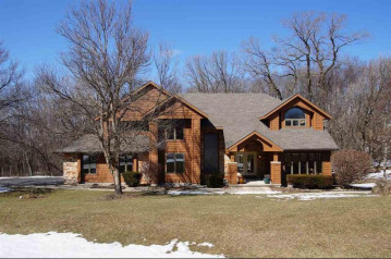 4861 Pine Cone Cir, Springfield, WI 53562