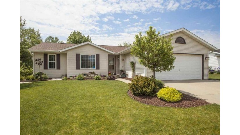 277 Oakbrook Dr Lake Mills, WI 53551 by Re/Max Community Realty $269,900
