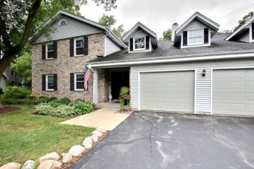 2368 Quail Hollow Ct B, Delafield, WI 53018-2036