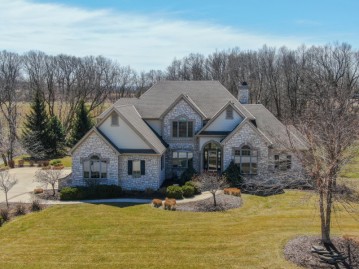 N76W23715 Majestic Heights Trl, Sussex, WI 53089-2185