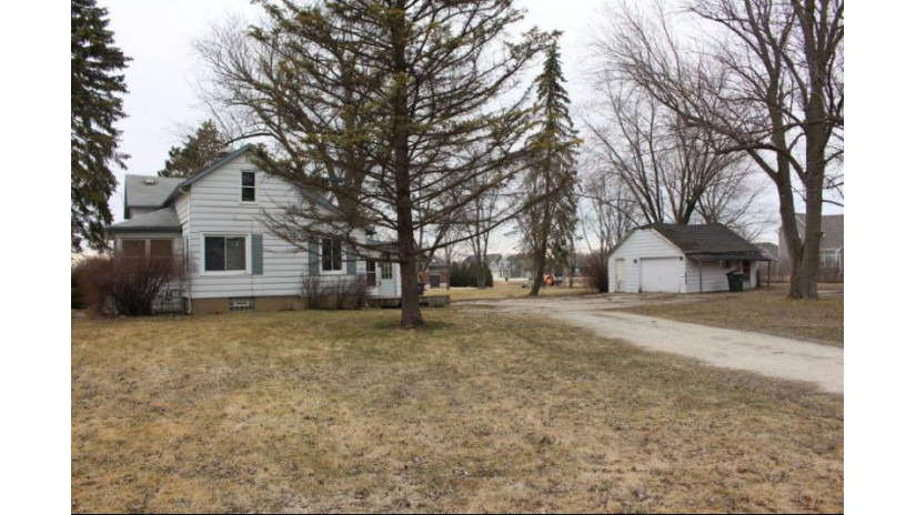 7801 Bristol Rd Bristol, WI 53104 by Bear Realty, Inc $139,900