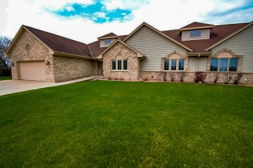 16685 W Sumerland Ct, New Berlin, WI 53151-5548