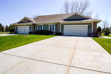 14122 W Honeyager Dr, New Berlin, WI 53151-5938