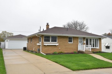 6216 W Kinnickinnic River Pkwy, Milwaukee, WI 53219