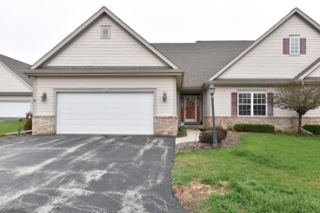 420 Cobblestone Ct, Slinger, WI 53086-9039