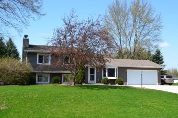 607 Prairie View Dr, North Prairie, WI 53153-9758