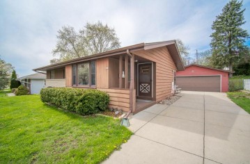 402 Debbie Dr, Waukesha, WI 53189-7465