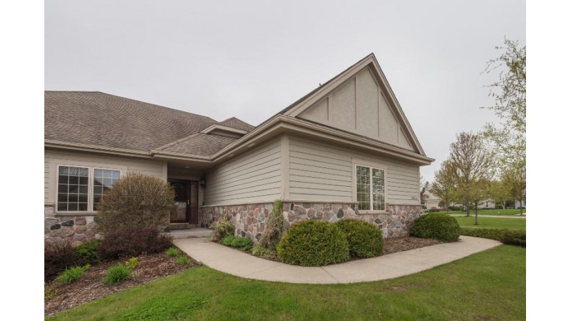 N60W5007 Highland Crossing Cir Cedarburg, WI 53012 by Keller Williams Realty-Lake Country $395,000