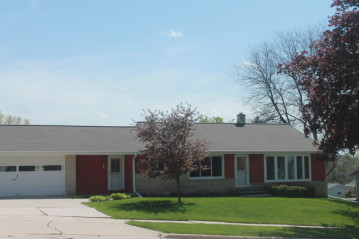 319 Babalee Ln, West Bend, WI 53090-1122