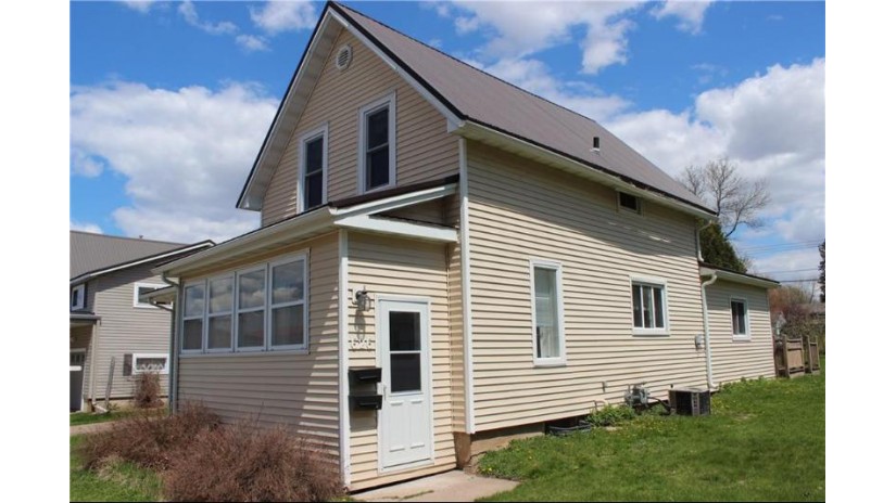 626 Gilman Street Stanley, WI 54768 by Cb Brenizer/Eau Claire $89,900