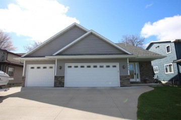 4666 Island View Drive, Oshkosh, WI 54901-1303