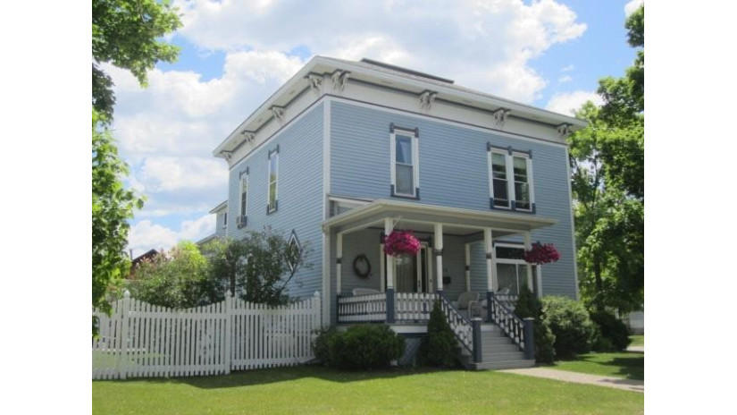 118 N Raymond Street Marinette, WI 54143 by Broadway Real Estate $224,900