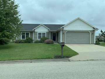 820 Country Club Ct, Platteville, WI 53818