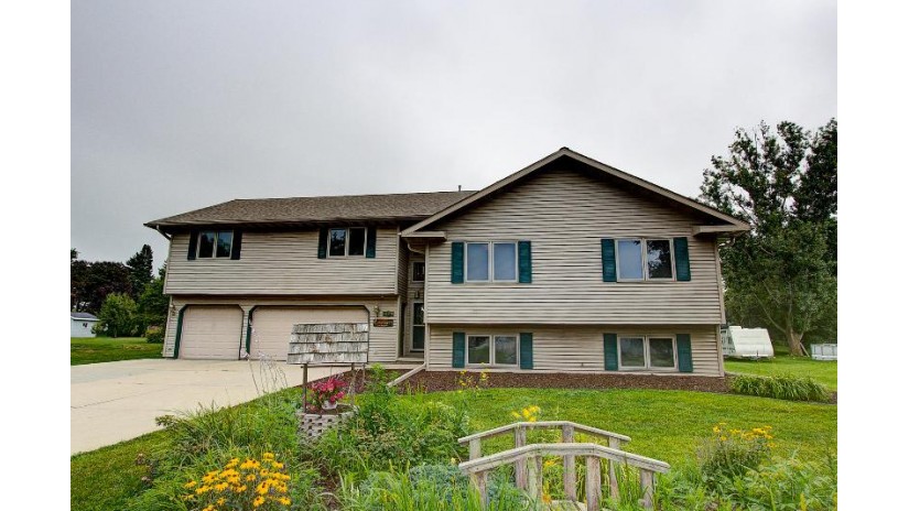 609 N Votech Dr Watertown, WI 53098 by RE/MAX Preferred~Johnson Creek $359,900